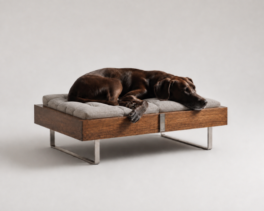 THE BED – hundeseng i træ og stål med brun hund